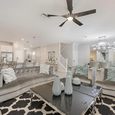 9 Bed Pool, Spa, Movie Room & Game Room! Home